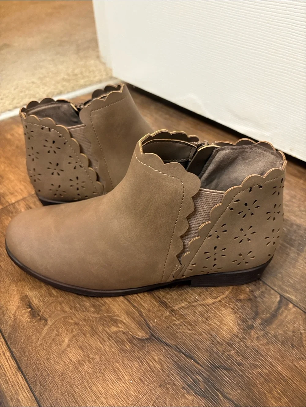 NWT Thereabouts Youth 5 Fits Womens 6.5 Size Conversion Kids Faux Suede Booties